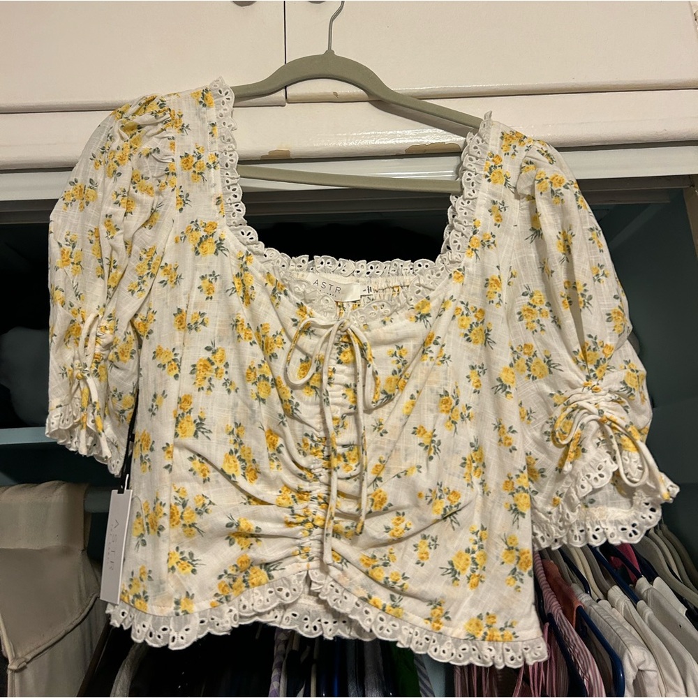 ASTR floral top NWT